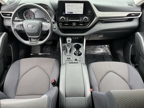Used 2024 Toyota Highlander LE AWD/4WD image 9