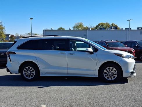 Certified 2024 Toyota Sienna XLE image 4