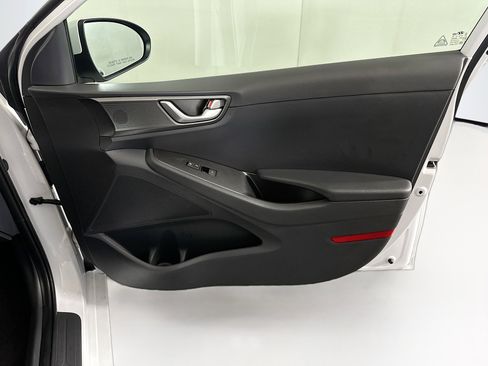 Used 2020 Hyundai Ioniq SE image 29