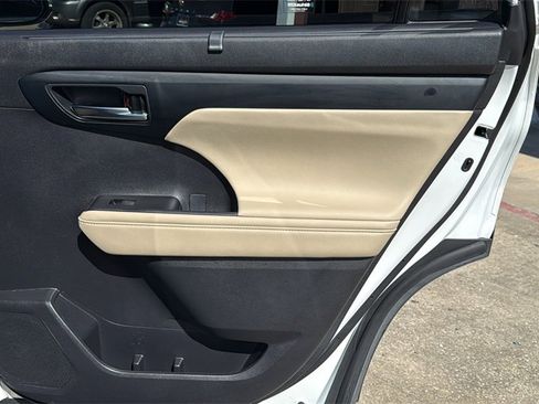 Certified 2023 Toyota Highlander XLE image 29
