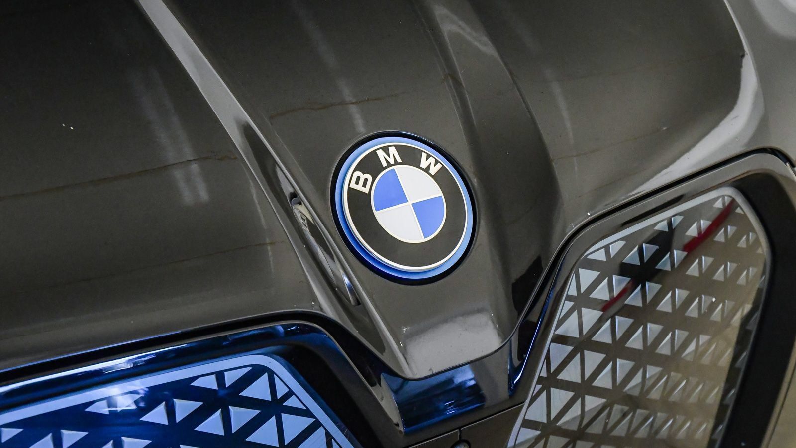 Certified 2024 BMW iX xDrive50 w/ Premium Package AWD/4WD image 8