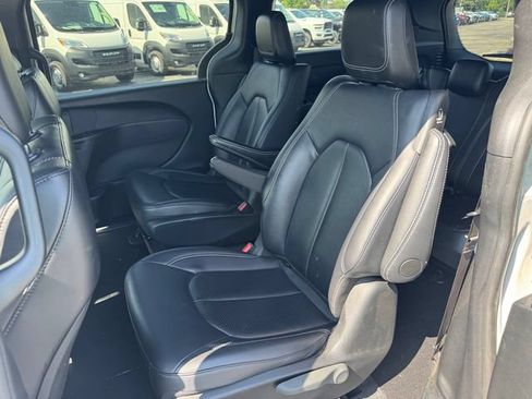 Certified 2024 Chrysler Pacifica Limited FWD image 18