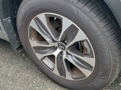 Used 2023 Toyota Highlander XLE FWD image 4