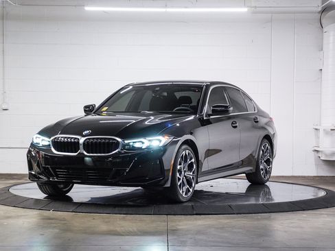 Used 2025 BMW 330i Sedan w/ Convenience Package RWD image 3