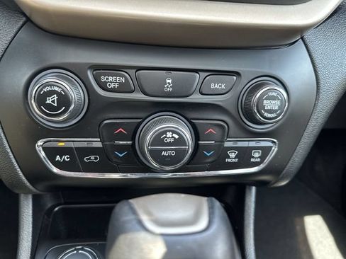 Used 2017 Jeep Cherokee Limited AWD/4WD image 19
