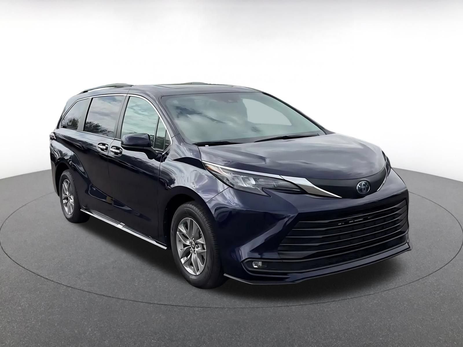 Used 2025 Toyota Sienna XLE FWD image 3