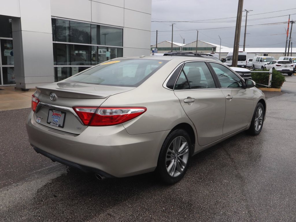 Used 2016 Toyota Camry SE w/ Moonroof Package FWD image 13
