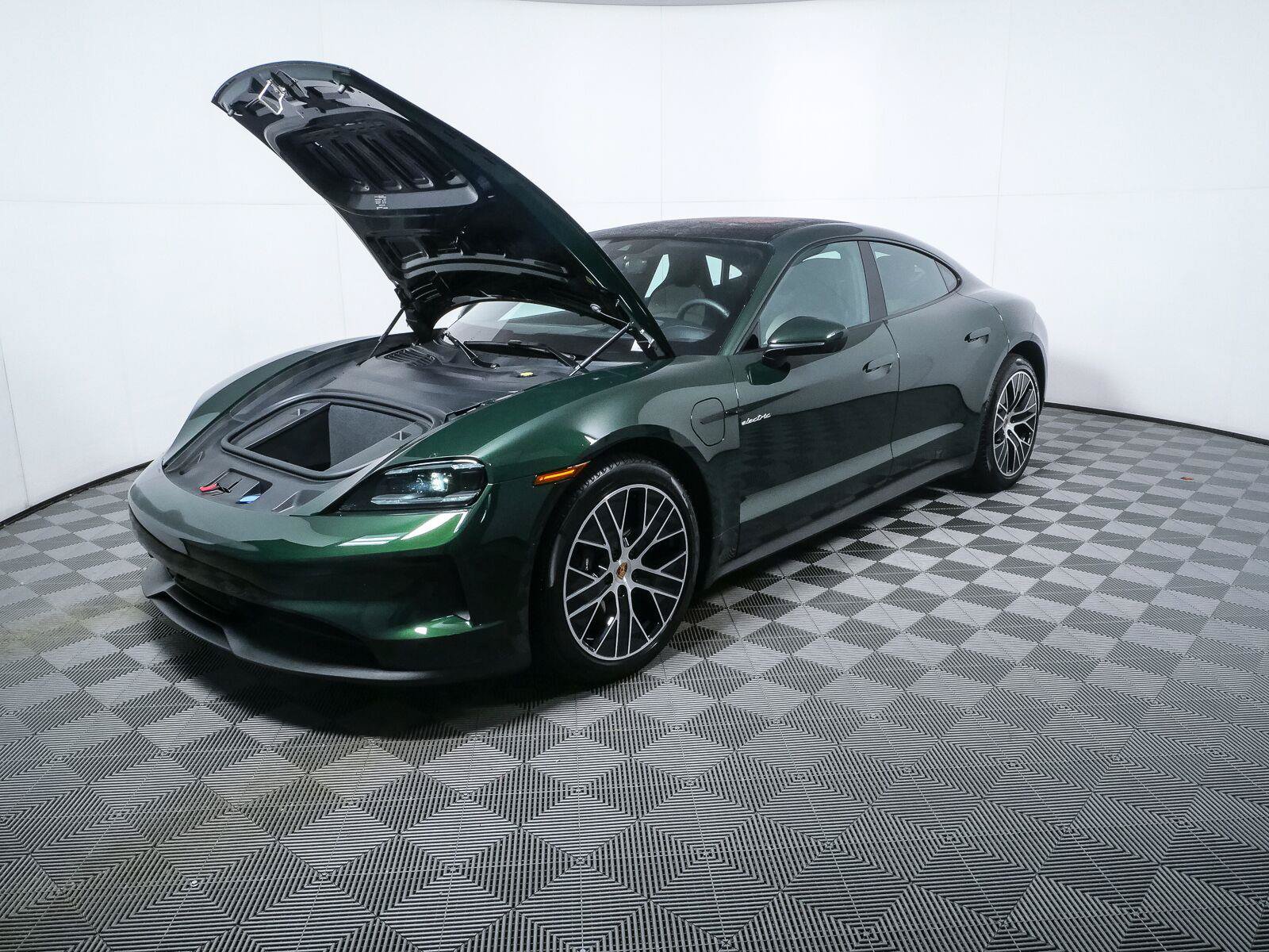 Certified 2025 Porsche Taycan AWD/4WD image 34