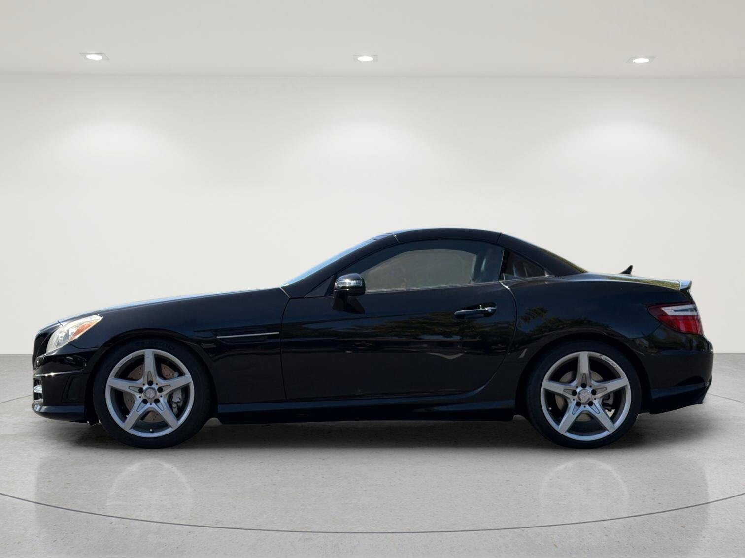 Used 2016 Mercedes-Benz SLK 300 image 2