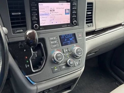 Used 2018 Toyota Sienna XLE w/ XLE Navigation Package FWD image 25