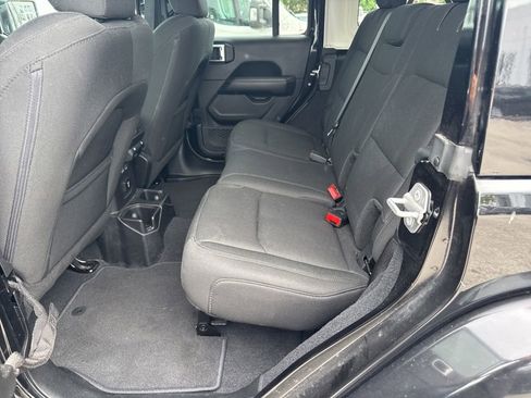 Used 2018 Jeep Wrangler Unlimited Sahara AWD/4WD image 6