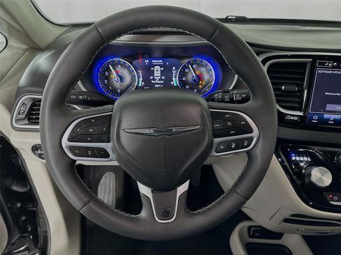 Used 2024 Chrysler Pacifica Touring-L FWD image 18