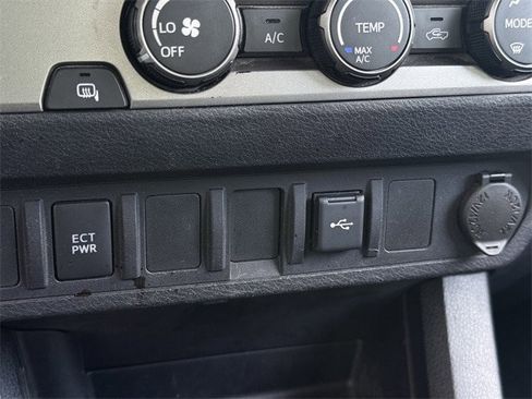 Used 2020 Toyota Tacoma SR5 w/ SR5 Appearance Package (SM) image 21