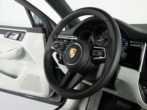 Certified 2026 Porsche Macan AWD/4WD image 30