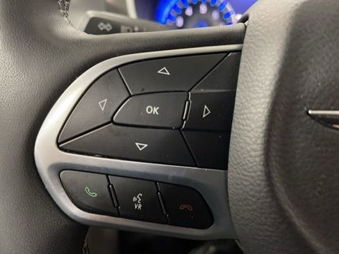 Used 2023 Chrysler Pacifica Touring-L image 38