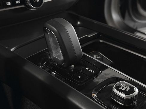 Used 2023 Volvo XC60 B5 Core image 39