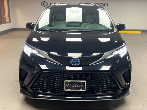 Used 2024 Toyota Sienna XSE image 2