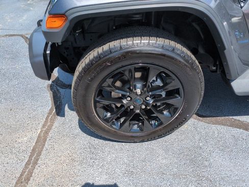 Used 2025 Jeep Wrangler Unlimited Sahara AWD/4WD image 9
