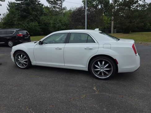 Used 2019 Chrysler 300 Touring w/ Quick Order Package 2EF RWD image 4
