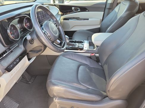 Used 2024 Kia Carnival EX image 3