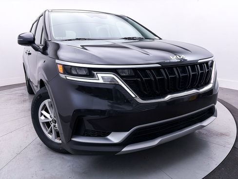 Certified 2023 Kia Carnival LX image 3