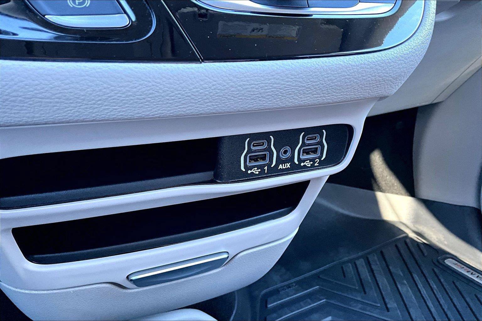 Used 2023 Chrysler Pacifica Touring-L AWD/4WD image 32