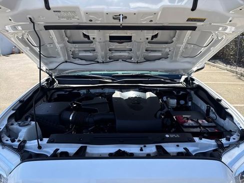 Used 2019 Toyota Tacoma TRD Sport w/ Technology Package image 30