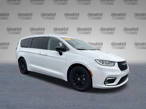 Used 2024 Chrysler Pacifica Touring-L FWD image 2
