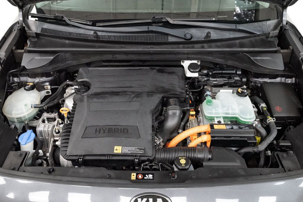 Used 2018 Kia Niro EX w/ Option Group 020 FWD image 3