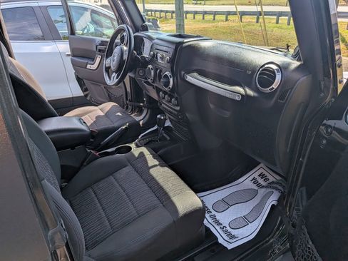 Used 2011 Jeep Wrangler Sahara image 9