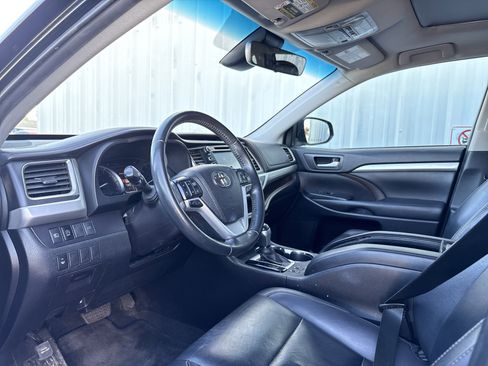Used 2019 Toyota Highlander XLE image 13