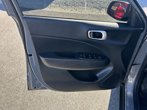 Used 2023 Hyundai Venue SEL image 13