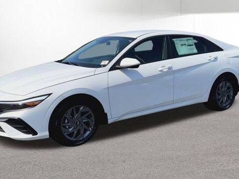 Used 2025 Hyundai Elantra Blue FWD image 44