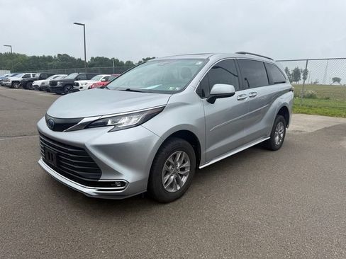 Used 2022 Toyota Sienna XLE FWD image 3