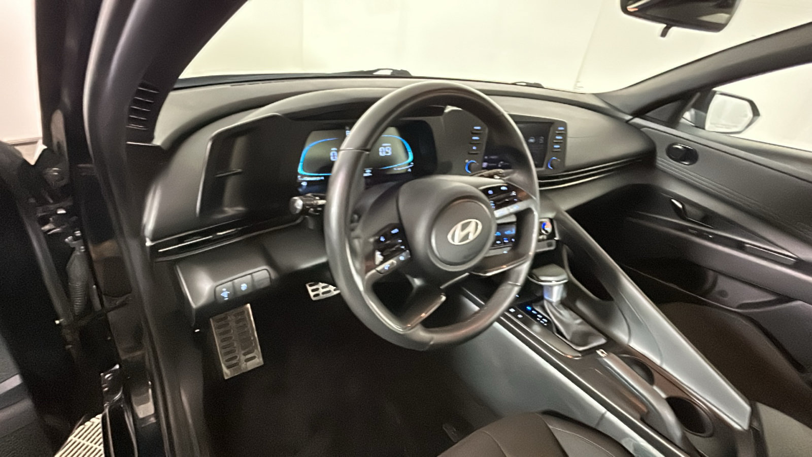 Used 2025 Hyundai Elantra Sport FWD image 17