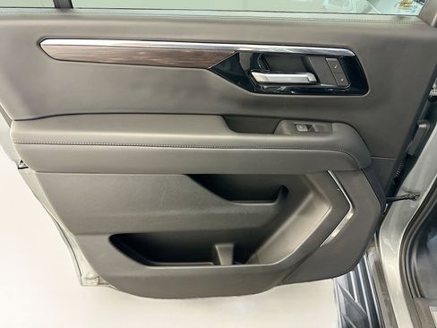 Used 2025 Chevrolet Suburban LT image 27