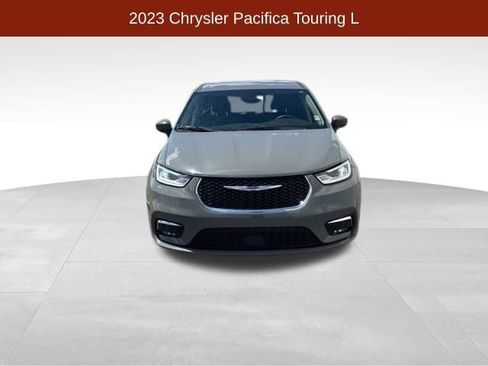 Used 2023 Chrysler Pacifica Touring-L FWD image 2