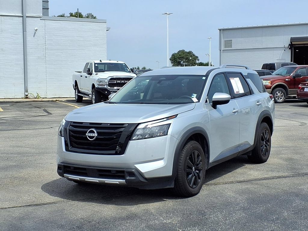 Used 2025 Nissan Pathfinder SL FWD image 2