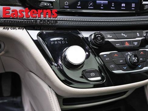 Used 2023 Chrysler Pacifica Limited FWD image 13