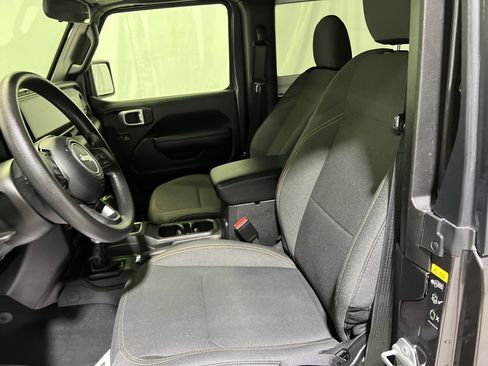 Used 2025 Jeep Wrangler Sport image 17