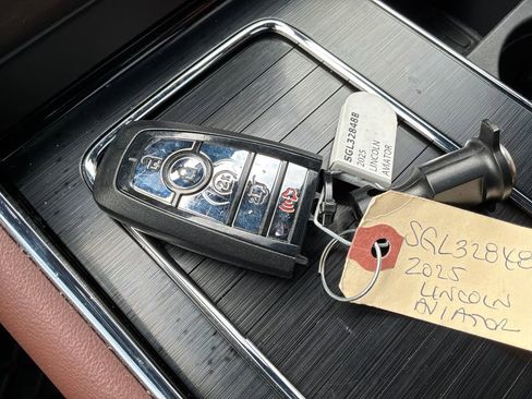 Used 2025 Lincoln Aviator Reserve w/ Illumination Package image 31