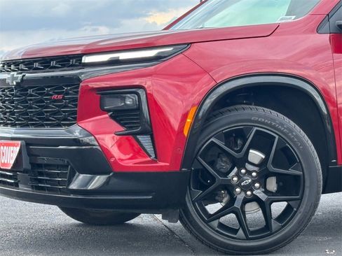 Used 2025 Chevrolet Traverse RS image 3
