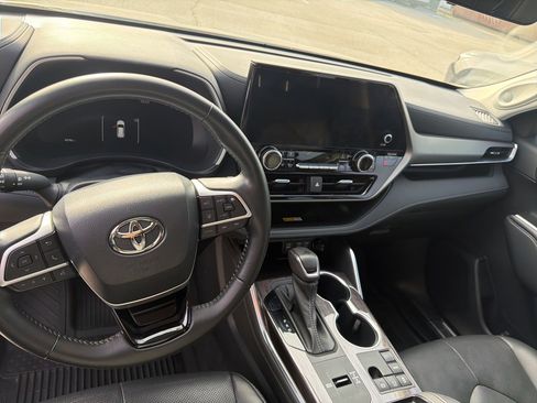 Used 2023 Toyota Highlander Limited image 13
