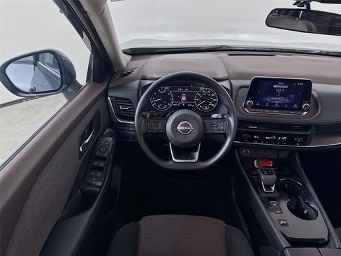 Used 2023 Nissan Rogue SV image 2