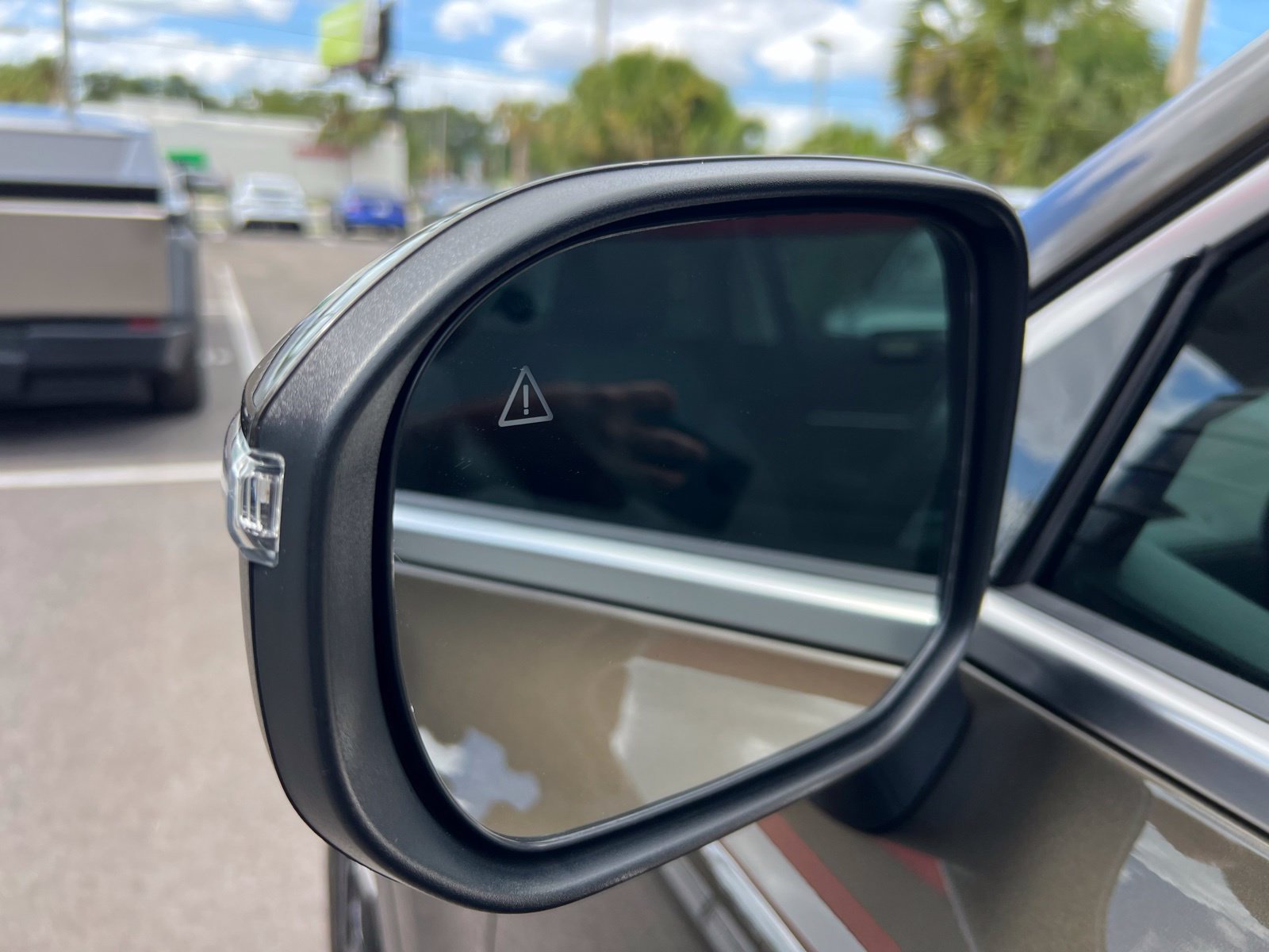 Used 2025 Kia Telluride EX w/ EX Captain's Chair Package FWD image 25