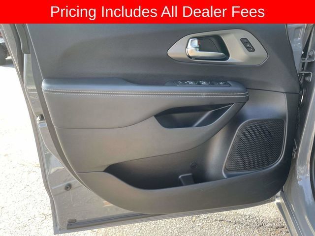 Used 2025 Chrysler Pacifica Select FWD image 19