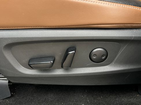 Used 2024 Nissan Pathfinder Platinum image 32