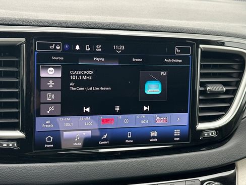 Used 2023 Chrysler Pacifica Touring-L image 18