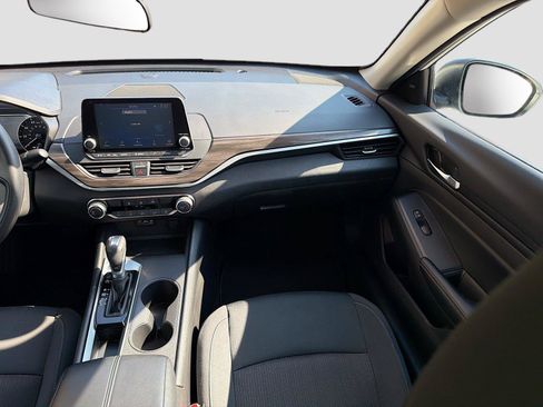 Used 2025 Nissan Altima 2.5 SV FWD image 18