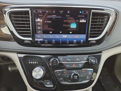 Certified 2023 Chrysler Pacifica Limited image 20